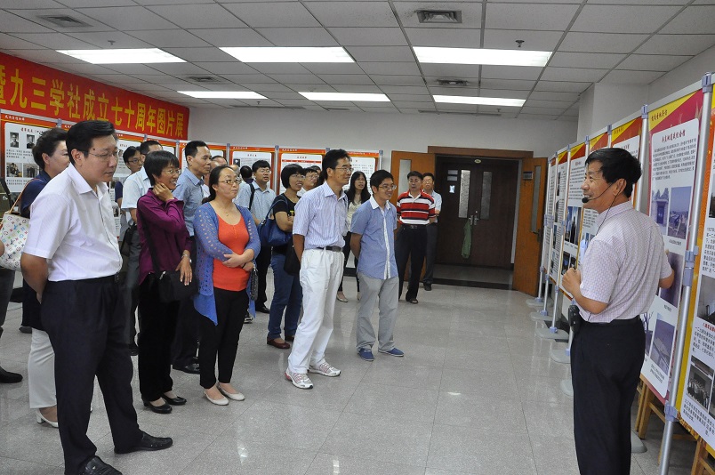 九三学社河北农业大学基层委员会主委张晋国讲解展览1.jpg